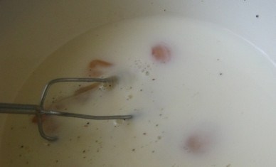 1. Этап. Омлет с сыром в духовке: Добавляем молоко, соль, перец и соду.