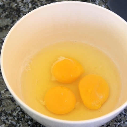 1. Этап. Рис с жареными креветками по-китайски: В мисочку разбиваем яйца.