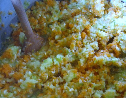 1. Этап. Кабачковая икра без томатной пасты: Все овощи перекрутим в мясорубке и поставим тушиться на маленьком огне два часа.