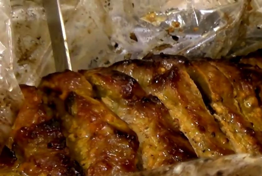 1. Этап. Запеченное мясо Книжка: 3. Переместите мясо в рукав для запекания (он должен быть в два раза длиннее мяса). Оставьте мясо в холодильнике на сутки. Выпекайте свинину в разогретой до 200 градусов духовке 1 час.