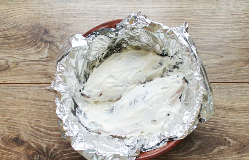 1. Этап. Караси в сметане в духовке в фольге: Смажьте полностью карасей сметаной.