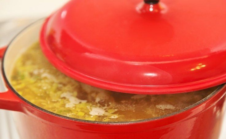 1. Этап. Луковый суп с курицей: Накрываем крышкой и томим суп на самом медленном огне полтора часа. Не забудьте посолить! Затем необходимо вынуть из бульона курицу.