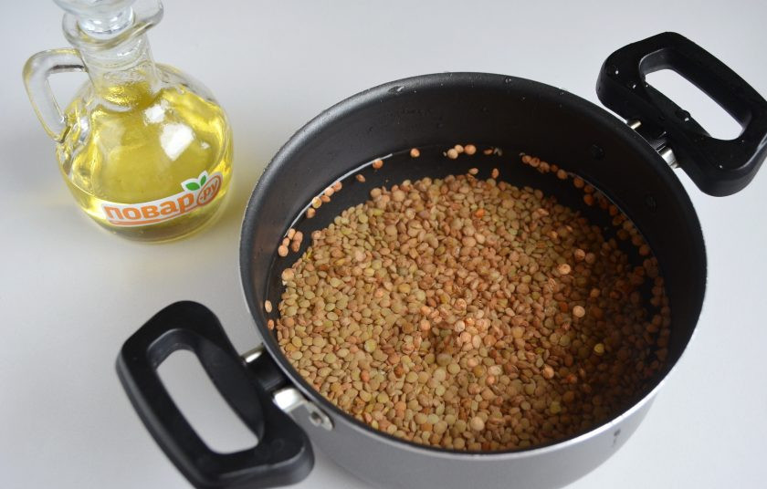 1. Этап. Хумус из чечевицы: 2. Чечевицу хорошо промойте, залейте двумя стаканами воды, посолите, варите до мягкости.