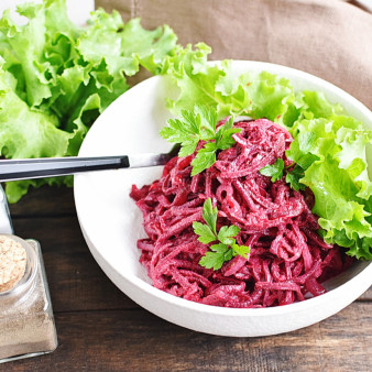 Салат со свежей свеклой