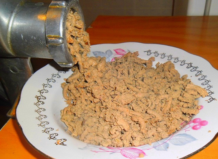 1. Этап. Паштет из куриной печени с овощами: Печень и обжаренные овощи пропускаю через мясорубку с 