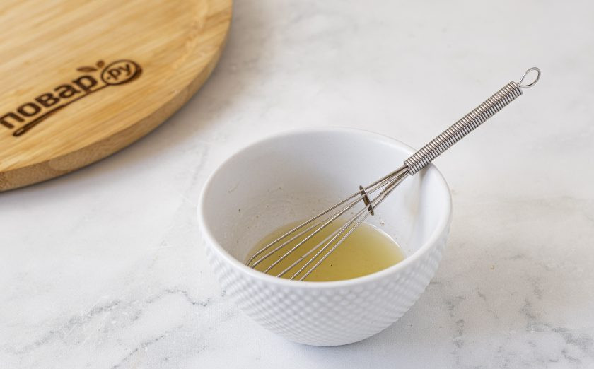 1. Этап. Салат Колибри: Для заправки смешайте оливковое масло с лимонным соком до однородной эмульсии. Добавьте соль и перец по вкусу.