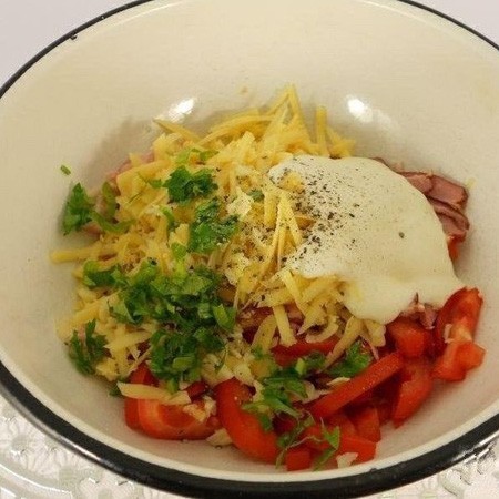 1. Этап. Салат с грудинкой: Посолите и поперчите по вкусу, добавьте рубленную петрушку, пропущенный через пресс чеснок, майонез и хорошо перемешайте.