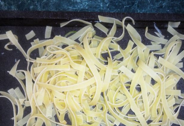 1. Этап. Суп-лапша с грибами: Перемешайте и бросьте в суп лапшу и варите до готовности. За пару минут до готовности посолите и поперчите по вкусу.