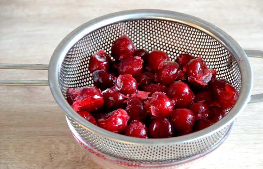 1. Этап. Торт Полено с вишней: Пока выпекается бисквит, слейте через сито образовавшийся сок с вишни.