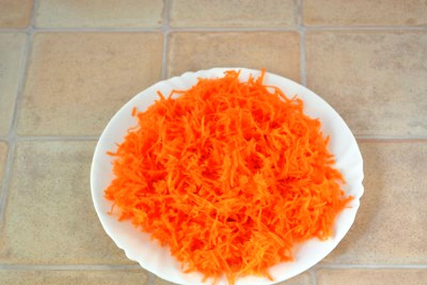 1. Этап. Кексы из моркови: Морковь потрите на мелкой терке.
