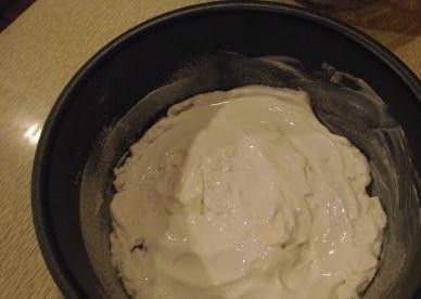 1. Этап. Творожная запеканка в аэрогриле: Выкладываем творожную массу в форму и обильно смазываем сметаной.