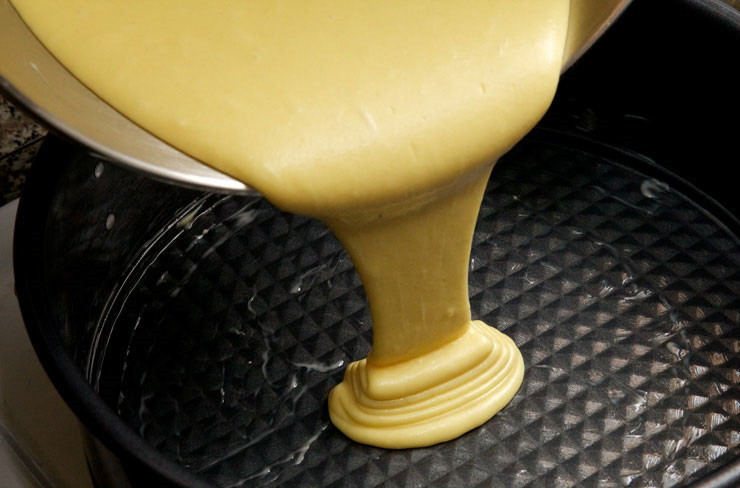 1. Этап. Торт для мужа: 7. Форму для запекания смазать немного маслом и вылить примерно половину теста.