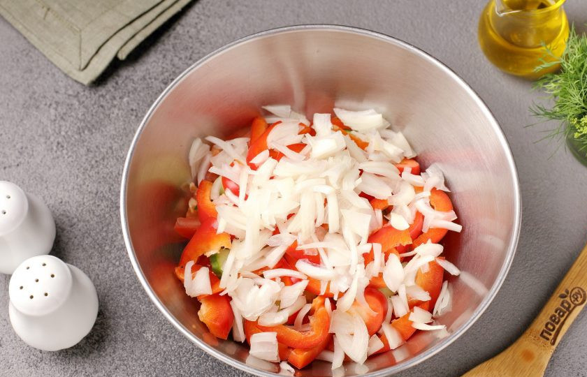 1. Этап. Салат Армения: Лук нарежьте тонкими полукольцами или четверть кольцами.