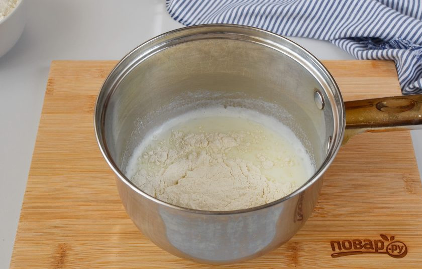 1. Этап. Заварной хлеб: Всыпьте 40 грамм пшеничной муки.