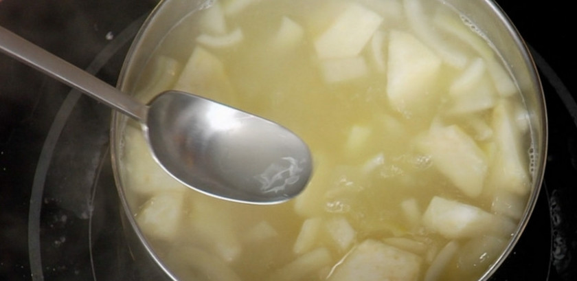 1. Этап. Суп из гребешков: 3. Содержимое сковороды отправляем в кастрюлю к картофелю, продолжаем варить.