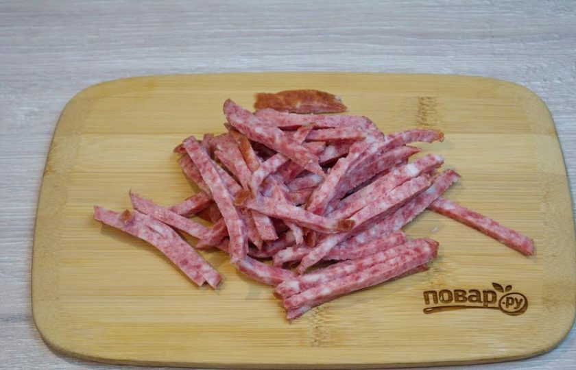 1. Этап. Салат Птичье гнездо: 2. Варено-копченую колбасу нарезаем небольшой соломкой. Не забудьте предварительно снять оболочку.