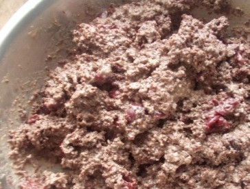 1. Этап. Домашний торт Пьяная вишня: Добавим в получившийся крем вишню и измельченный бисквит, перемешаем.