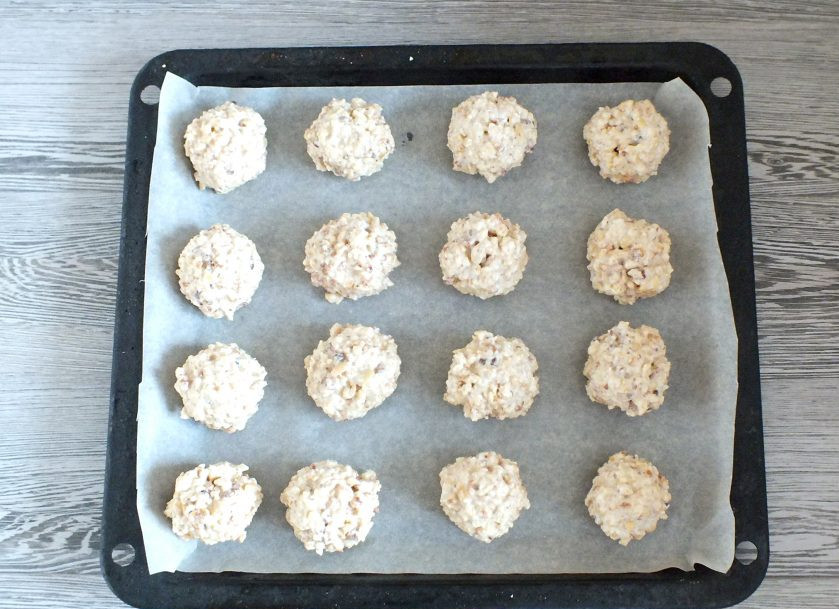 1. Этап. Печенье Ласточкино гнездо: Разогрейте духовку до 110 градусов. Противень застелите пергаментом. С помощью столовой ложки зачерпните белково-ореховую массу. Скатайте шарик. Переложите на противень. Подготовленное печенье поставьте в теплую духовку. Запекайте в течение 20-25 минут. Учитывайте особенности своей духовки! Готовое печенье должно держать форму, сверху быть плотным. Не снимая с листа, накройте его полотенцем и оставьте на 8 часов, в идеале на ночь.