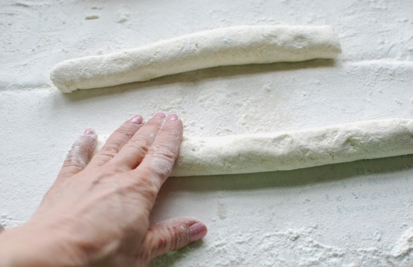 1. Этап. Ньокки с рикоттой: Тесто раскатать.