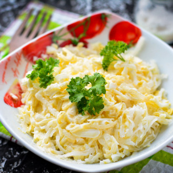 Салат с дайконом и яйцом