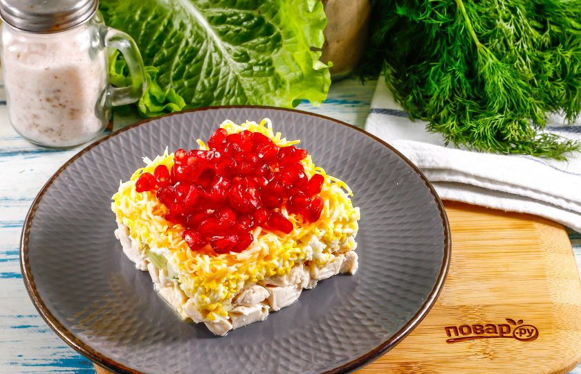 1. Этап. Салат Мужские слезы с гранатом: Очистите зерна граната от кожуры и пленок, удалите кулинарный квадрат и выложите зерна граната поверх салата. Поместите блюдо в холодильник на 20-30 минут для пропитывания.