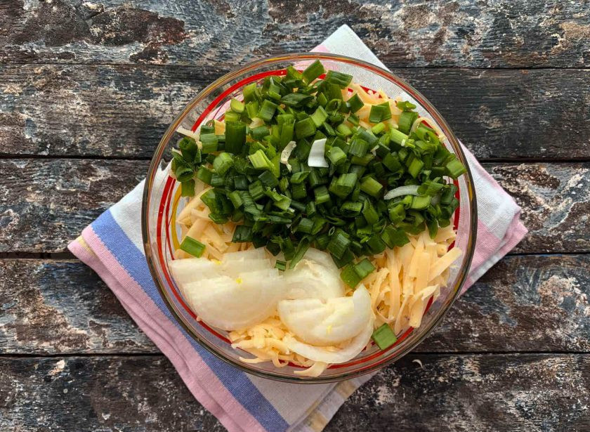 1. Этап. Салат Сердцеедка с куриными сердечками: Добавьте мелко нарезанный зеленый лук и нарезанный полукольцами репчатый лук.