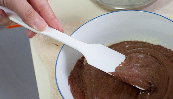 1. Этап. Простой шоколадный бисквит: 9. Смешайте растопленное масло с ранее приготовленными двумя ложками какао-муки.