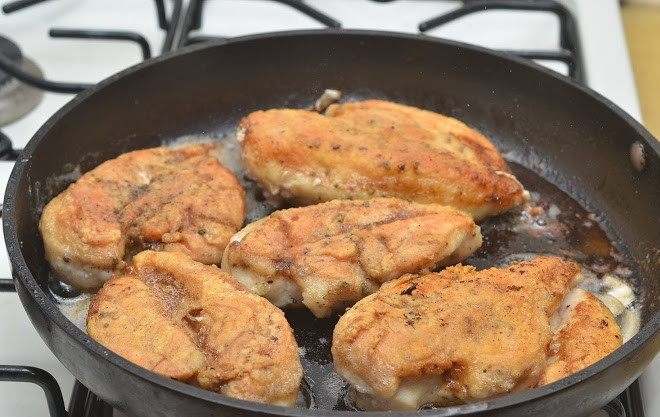 1. Этап. Филе цыпленка: 5. Когда филе обжарилось с двух сторон, снимите его со сковороды и отложите пока.