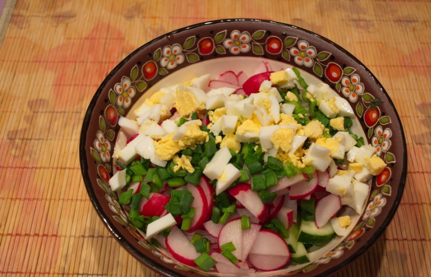 1. Этап. Салат Огород: Отварные яйца остудить, очистить и нарезать кубиком.