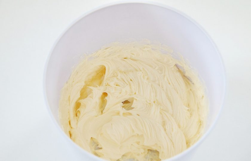 1. Этап. Блинный торт: 7. Для приготовления крема взбейте миксером мягкое сливочное масло. Добавьте к нему частями сгущенку и продолжайте взбивание. Крем должен хорошо держать форму и иметь гладкую структуру.