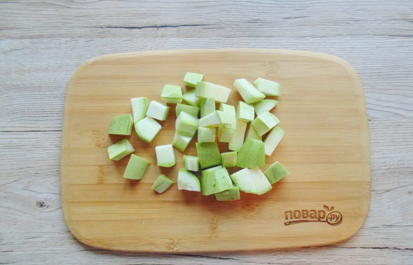 1. Этап. Щавелевый суп с кабачками: Кабачок вымойте и нарежьте небольшим кубиком. Молодой кабачок не надо очищать. Если старый – очистите.