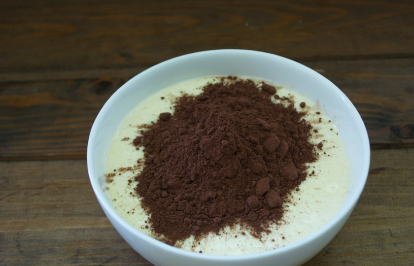 1. Этап. Диетический чизкейк: В отдельную миску отложите половину теста. Добавьте какао и перемешайте.