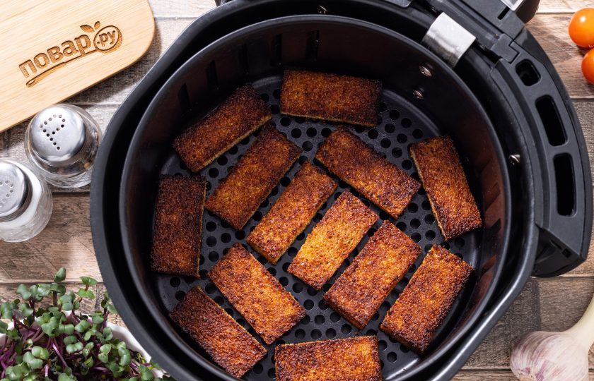 1. Этап. Гренки в аэрогриле: Затем переверните брусочки и готовьте еще около 5 минут со второй стороны.