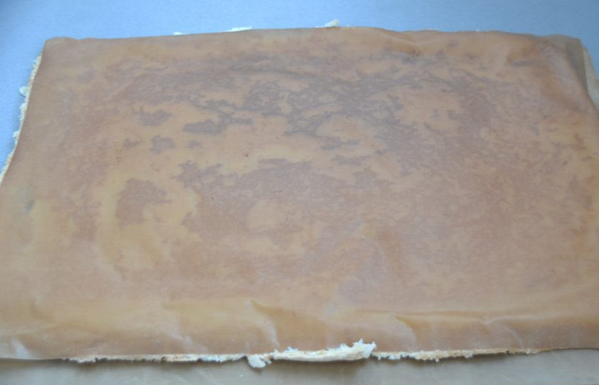 1. Этап. Меренговый рулет с маскарпоне: Переверните меренгу и аккуратно снимите лист, на котором она выпекалась.