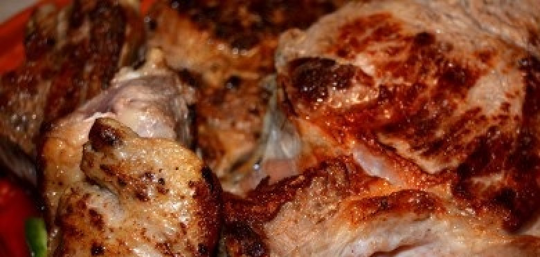 1. Этап. Говядина на косточке: Сверху кладем кусочки обжаренного мяса.