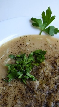 1. Этап. Суп Броуз: Горячий готовый суп выложить в тарелку. Сдобрить чёрным молотым перцем и посыпать мелко нарезанной петрушкой.