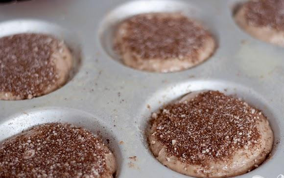 1. Этап. Маффины с шоколадной посыпкой: 5. Выложить 2 столовые ложки теста в каждое отделение формы для маффинов. Равномерно посыпать 2 чайными ложками посыпки сверху.