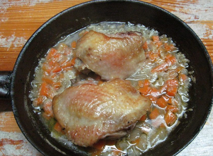 1. Этап. Тушеная курица с оливками и фасолью: Отправьте приготовленный соус в сковороду с бедрами.