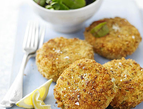 1. Этап. Зразы из хека: Обваляйте зразы в панировочных сухарях и обжарьте во фритюре до золотистого цвета. Приятного аппетита!