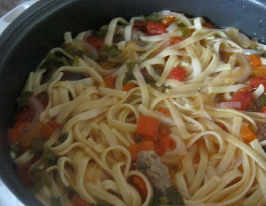 1. Этап. Лагман из говядины в мультиварке: После завершения 40-минутной программы добавляем в суп лапшу. Солим, перчим и перемешиваем. Даем настояться под крышкой 10-15 минут.