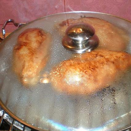 1. Этап. Копченая куриная грудка: 6. Затем закрыть грудки крышкой и коптить на среднем огне 30-45 минут. Дым от копчения сильный, хоть и очень ароматный. Поэтому придется воспользоваться вытяжкой.