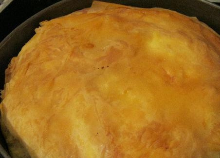 1. Этап. Выпечка из теста фило: 11. Поставьте пирог в заранее разогретую духовку, и выпекайте при температуре 200 градусов около 60 — 80 минут до золотисто-коричневатой корочки. Через пол часа с начала выпекания смажьте поверхность пирога кусочком масла.