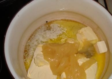 1. Этап. Торт Пизанская башня: 1. Ставим кастрюлю на огонь и добавляем в нее мед, масло, маргарин. Ждем, когда все растопится.