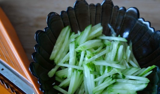 1. Этап. Салат из индейки и огурцов по-восточному: Свежий огурец режем тонкими полосками или натираем на специальной тёрке, кладём к индейке.