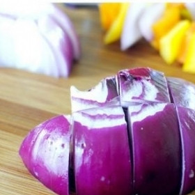 1. Этап. Садовый салат с арахисом: Перец и лук нарезаем крупными квадратными кусочками.