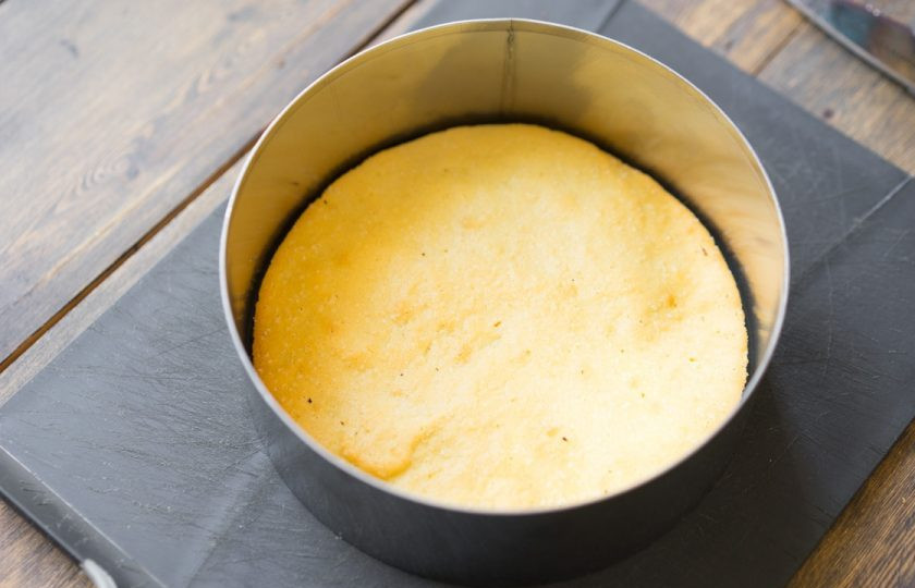 1. Этап. Десерт Птичье молоко: 16. Теперь берем кондитерское кольцо для тортов (у меня оно одинакового размера с тарелкой) и выкладываем в середину наш корж.