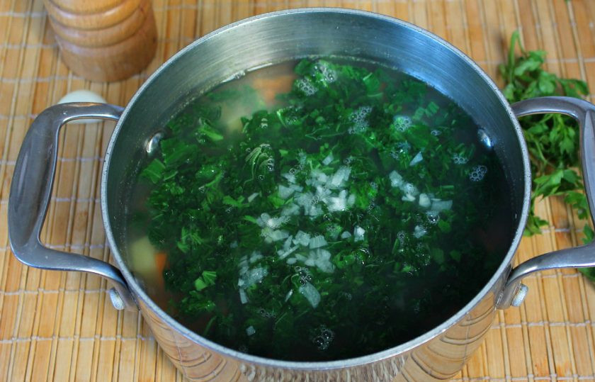 1. Этап. Постный суп из крапивы: За минуту до выключения высыпаем в суп крапиву и нарезанный чеснок.