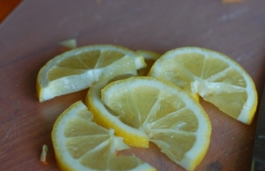 1. Этап. Семга в пароварке: 2. Половину лимона нарежьте дольками, а из второй выжмите пару ложек сока.