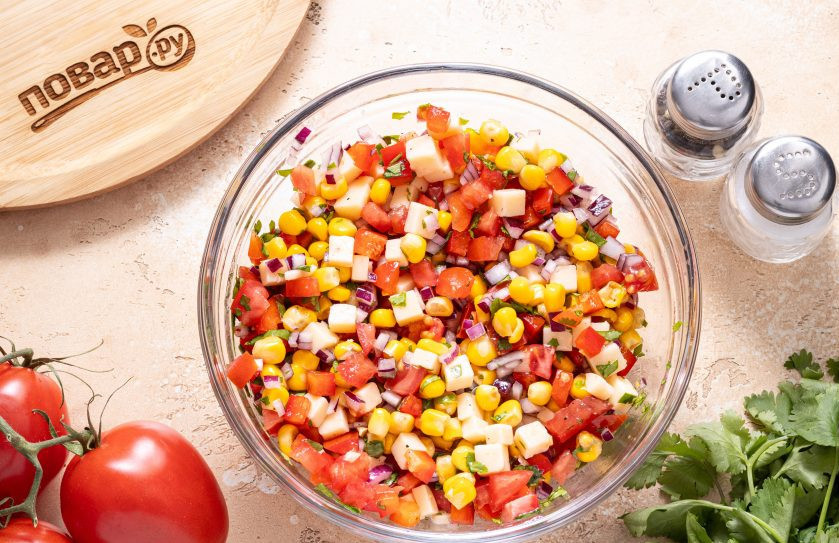 1. Этап. Салат с сыром, перцем и кукурузой: Все перемешайте.