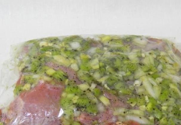 1. Этап. Баранина в мультиварке Редмонд: Баранину помойте, положите в полиэтиленовый пакет и высыпьте маринад. Закройте пакет и хорошо встряхните, чтобы маринад равномерно распределился по мясу.